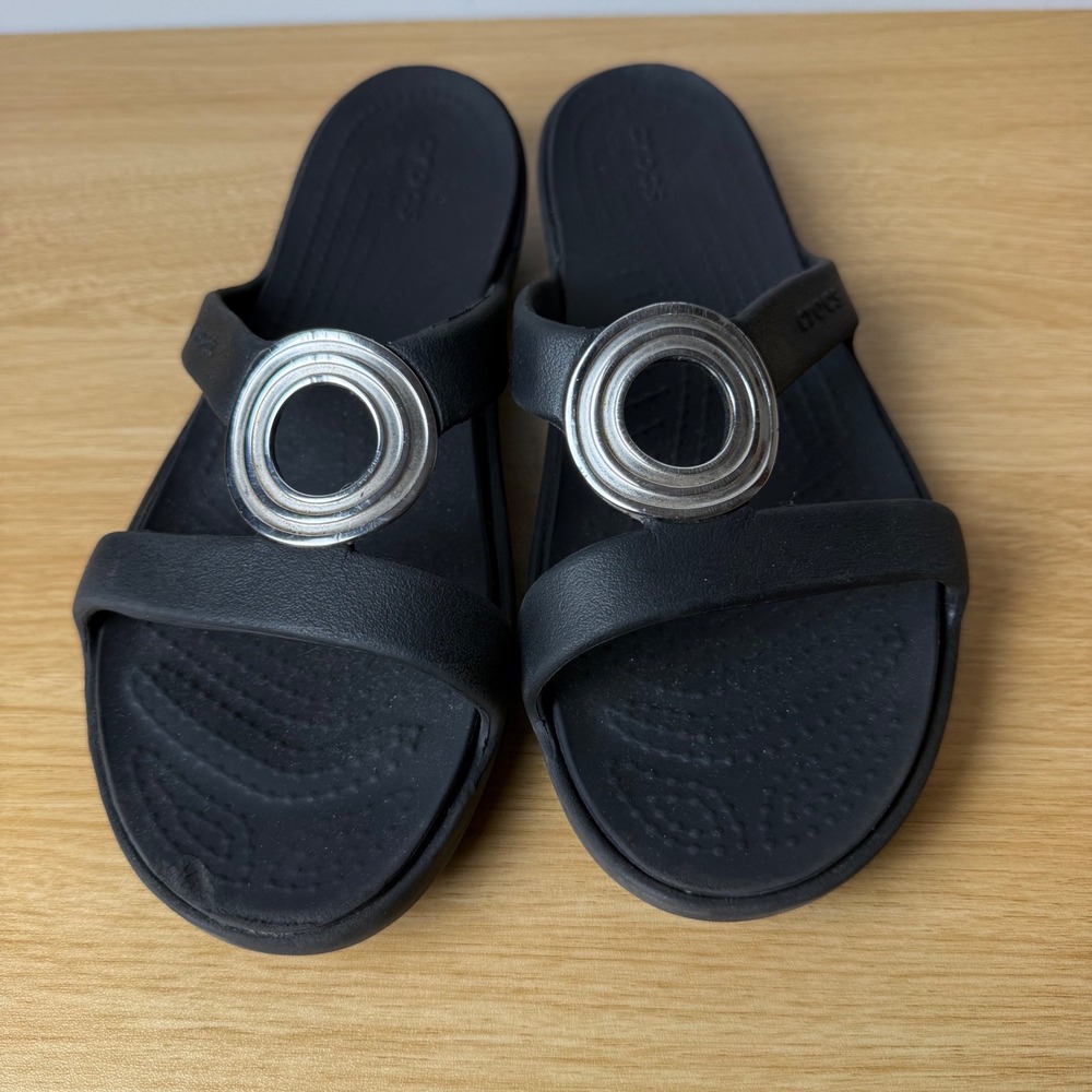 Crocs Sanrah Hammered Circle Slide Sandals Womens 8 Black Metallic Ring Comfort